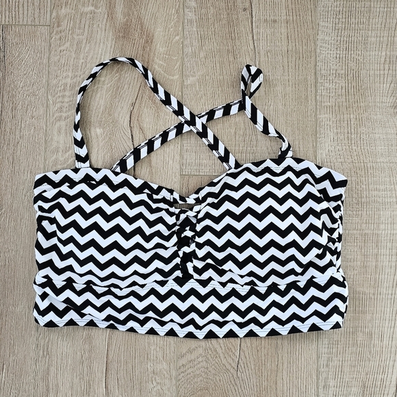 Torrid Chevron Print Bikini Swimsuit Top Plus Size 1 - Picture 2 of 5